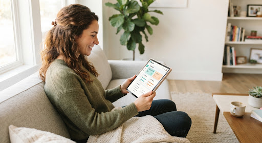 Indépendante utilisant Flowilo sur sa tablette